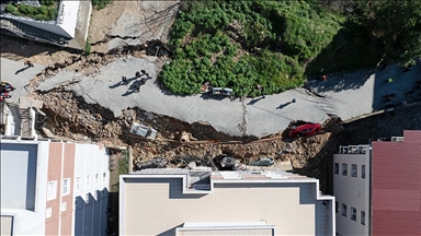 İzmir'de istinat duvarının çökmesi sonucu 2 bina ve 6 araç hasar gördü