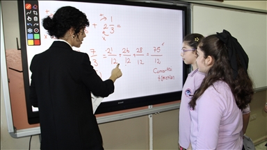 Tuğçe öğretmen öğrencilerine ders saati dışında gönüllü olarak matematik kursu veriyor