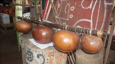 Le mvet, instrument ancestral d’Afrique centrale, allie mythologie et musique