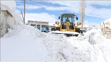 Li Qersa ku stûriya berfê lê gihiştiye 3-4 metroyan ekîb xebatên xwe didomînin