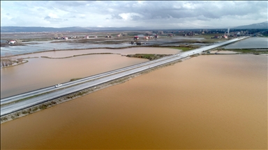 Piştî ku berf heliya erdên li Deşta Mûşê li ber avê man