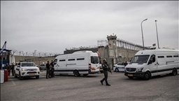 حماس: التنكيل الإسرائيلي بأسرى سجن عوفر "جريمة حرب جديدة"