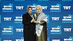 أمينة أردوغان تسلم جائزة صحفي فلسطيني قتلته إسرائيل لوالدته