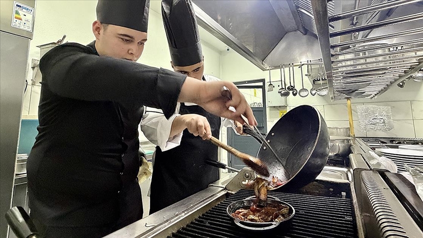 Turizm lisesi öğrencileri sahada iş hayatına hazırlanıyor 