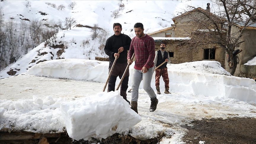 Asırlık taş evlerin damında biriken kar imece usulüyle temizleniyor