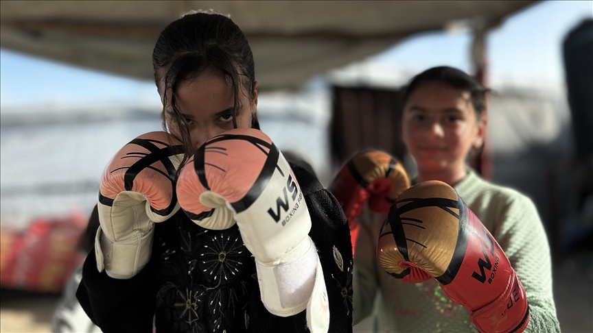 بين الخيام.. فتيات بغزة يجدن في "الفن النبيل" متنفسا (تقرير)