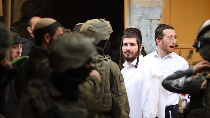 "فرض أمر واقع".. مستوطنون يعلقون أعلاما إسرائيلية بمنطقة أثرية بالضفة