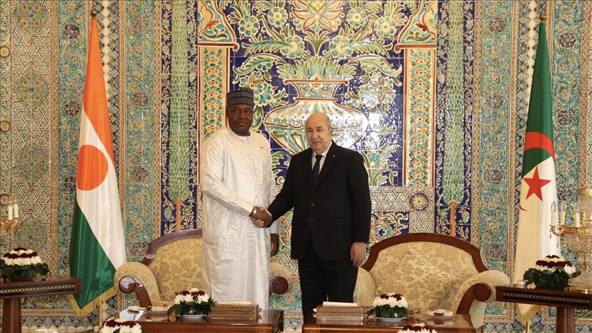 رئيس النيجر يصل الجزائر وسط مؤشرات على إنهاء التوتر بين البلدين