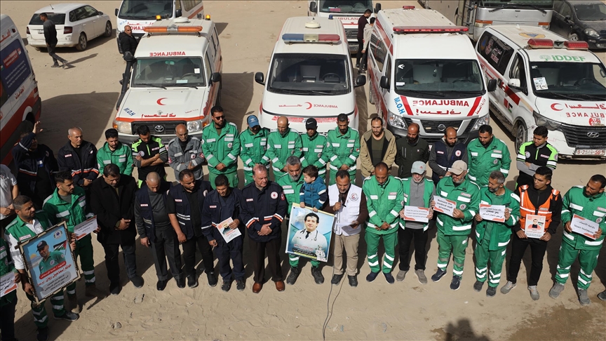 غزة.. وقفة تنديدا بانتهاكات إسرائيل بحق الأسرى من الكوادر الطبية 