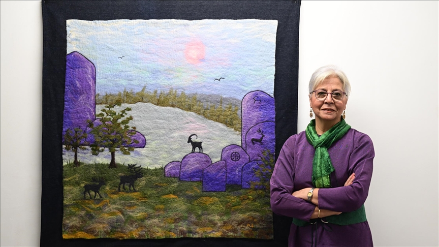 لإحياء تراث حضاري.. فنانة تركية تحاكي بالنسيج رسوما قديمة 