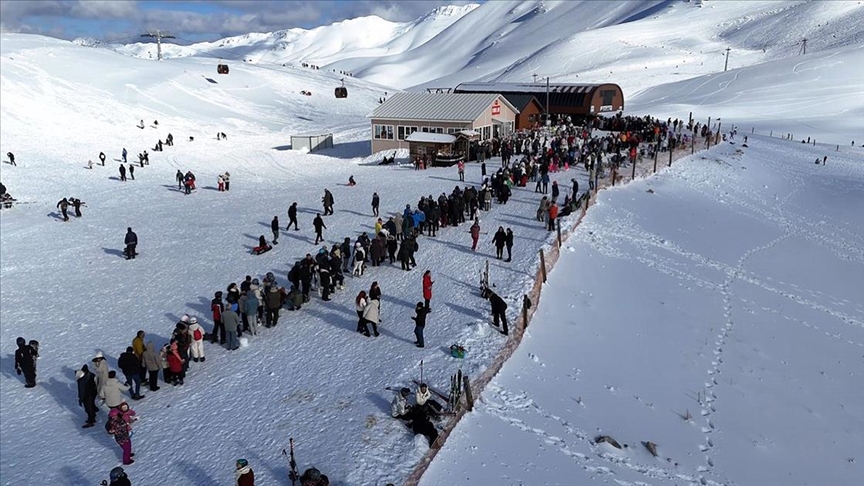 Davraz Kayak Merkezi hafta sonunda yaklaşık 24 bin kişiyi ağırladı