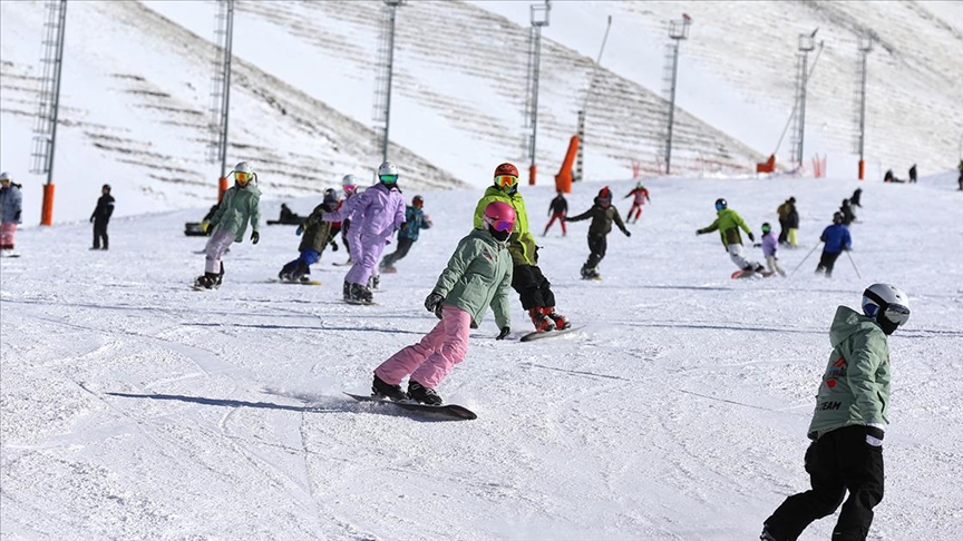 Güneşli havayı fırsat bilen kayakseverler Palandöken Kayak Merkezi'ne akın etti