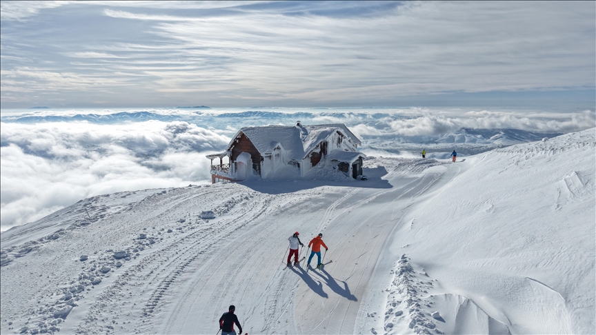 Yıldız Dağı hafta sonu kayakseverlerle doldu