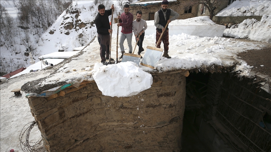 Berfa ku li ser baniyê xaniyên kevir ên çendîn esran kom bûye, bi zibare davêjin