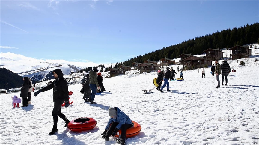 Giresun'da doğa tutkunları Kümbet Yaylası'ndaki kar festivalinde bir araya geldi