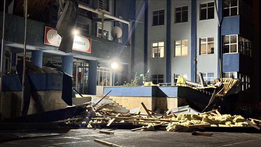 Düzce'de kuvvetli rüzgarda çatısı uçan lisede yarın eğitime ara verildi