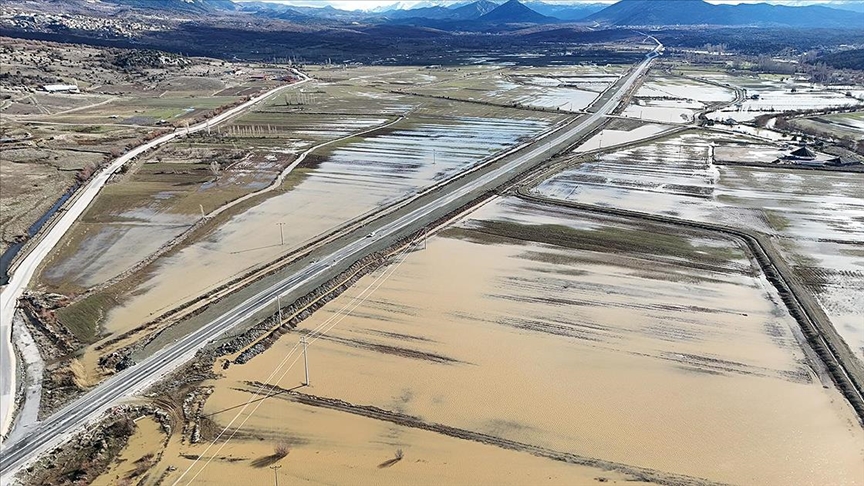 Konya'da yağış ekili alanlara zarar verdi