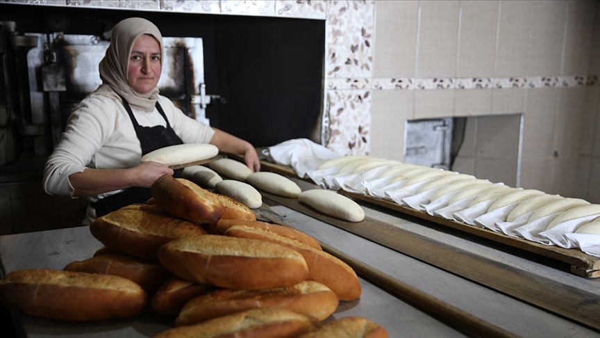 Yaylanın dumanı tüten tek fırınında ekmekler kadın ustadan