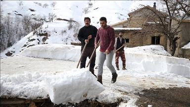Asırlık taş evlerin damında biriken kar imece usulüyle temizleniyor