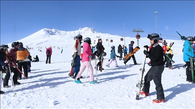 Erciyes'te pistler kayakseverlerle doldu
