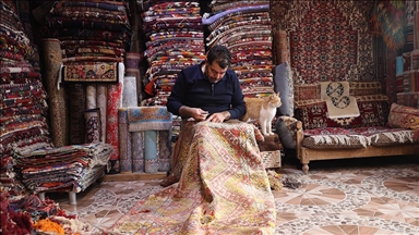 Eski halı ve kilimleri onaran Süleyman usta, geri dönüşüme katkı sağlayıp kültürü yaşatıyor