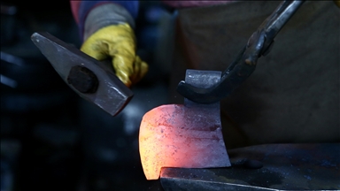 Mjeshtri turk për rreth 40 vjet transformon hekurin dhe çelikun në mjete bujqësore