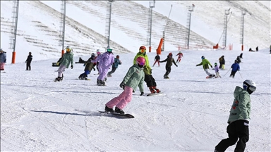 Güneşli havayı fırsat bilen kayakseverler Palandöken Kayak Merkezi'ne akın etti