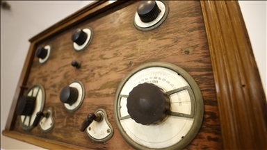 Radioja 106-vjeçare, e shndërruar nga një makinë telegrafi, i kthen vizitorët pas në kohë