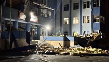 Düzce'de kuvvetli rüzgarda çatısı uçan lisede yarın eğitime ara verildi