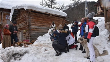 Artvin'in karla kaplı Maden köyü fotoğraf tutkunlarını ağırladı