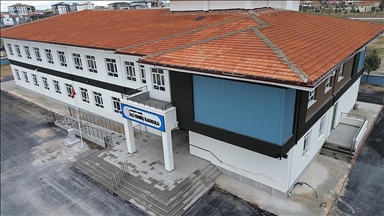 Okula gidememenin üzüntüsünü yaşayan iş insanı, memleketine eğitim kurumu kazandırdı