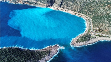 Kaputaş Plajı'nda yağışın etkisiyle denizin rengi mavinin farklı tonlarına dönüştü