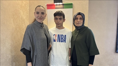 Kanseri yenen öğrenci tedavisini destekleyen dernekte gönüllü çalışıyor