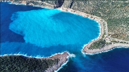 Kaputaş Plajı'nda yağışın etkisiyle denizin rengi mavinin farklı tonlarına dönüştü