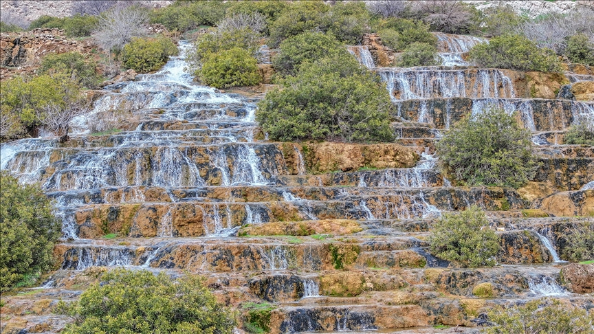 Li Başûrê Rojhilatê şelale û sûlavên ku tesîra hişkahiyê li ser wan çêbû, bi ava berfê ra gef û gur diherikin