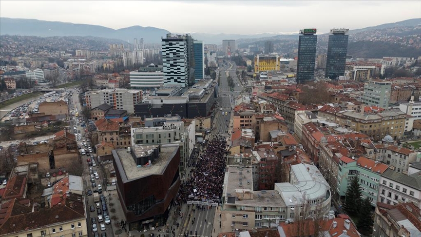 Protesti u Sarajevu se nastavljaju: Mladi blokirali saobraćaj, traže odgovornost nakon tramvajske nesreće