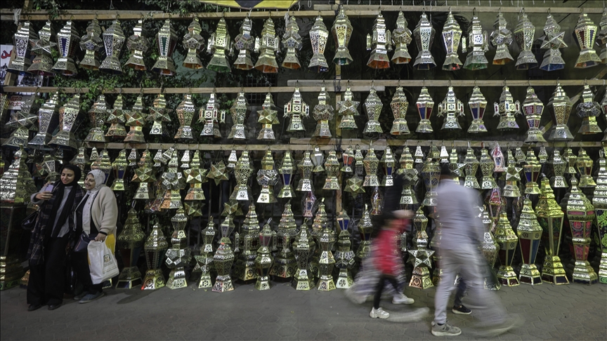 بالفوانيس و"الياميش".. أجواء رمضان تخيم على "السيدة زينب" بالقاهرة 