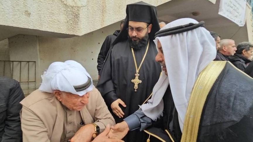 عناق ومصافحات تطويان خلافًا عائليًا في غزة برعاية وجهاء العشائر