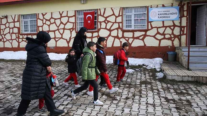 Özge ve Ceylan öğretmen, ısıttıkları 2 derslikte öğrencilerini geleceğe hazırlıyor