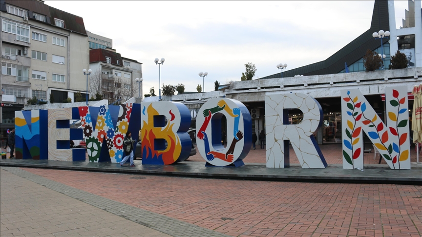 Monumenti NEWBORN merr pamje të re në Prishtinë me mesazh reflektues për rrugëtimin e Kosovës