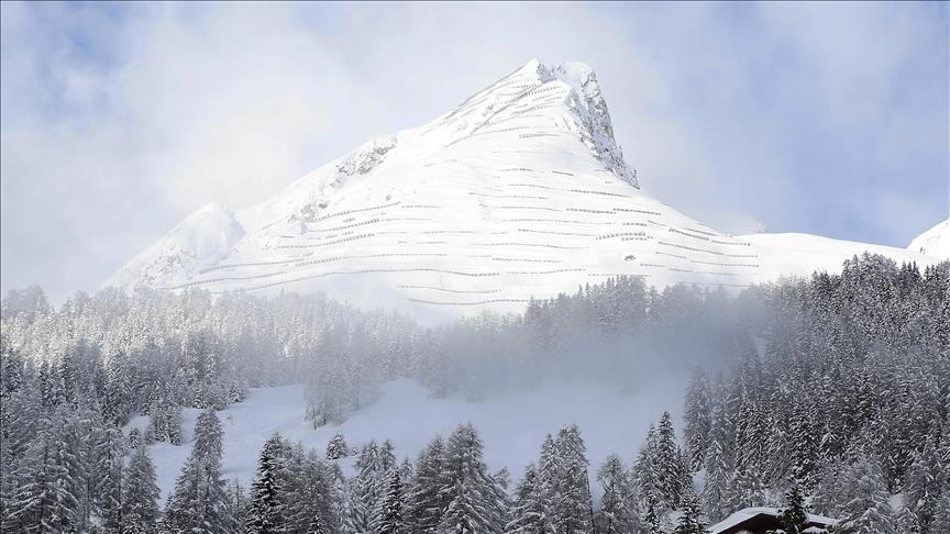Zvicër, raportohet për disa të lënduar pasi orteku nxori nga shinat një tren
