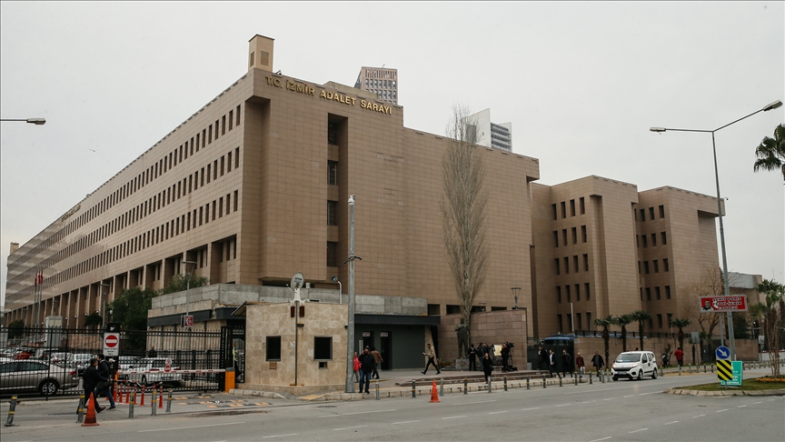 İzmir'de "kooperatif" soruşturmasında yakalanan 22 şüpheli adliyeye sevk edildi