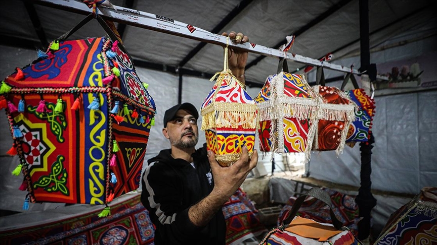 Gazzeli mühendis, çadır atölyesinde ürettiği fenerlerle ramazan ayında umuda ışık tutuyor