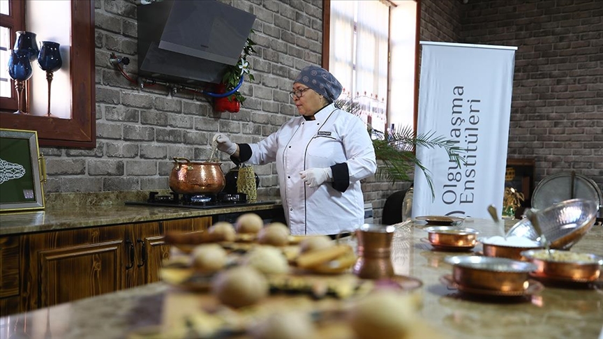 Lohusa şerbeti "kaynar" geleneği Adana'daki usta öğreticiler tarafından yaşatılıyor