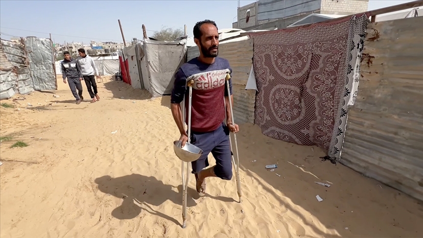 İsrail saldırısında bacağını kaybeden Gazzeli baba engeline rağmen ailesi için mücadelesini sürdürüyor