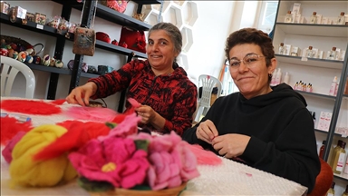 Isparta'da kooperatif çatısı altında buluşan kadınlar keçeden ürün yapıp satıyor