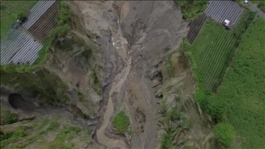 Gropa gjigante vazhdon të zgjerohet në Indonezi