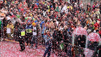 Mijëra njerëz marrin pjesë në festimet e së Hënës së Trëndafilave në Gjermani