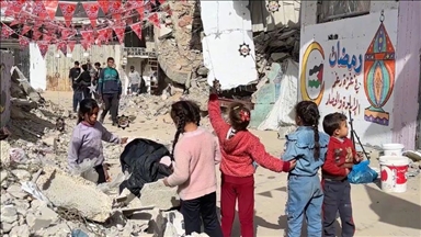 Palestinci ukrašavaju ruševine u Khan Younisu uoči ramazana