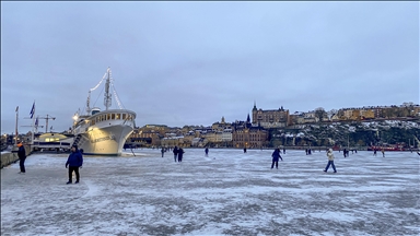 Zaleđena jezera u Stockholmu privukla brojne ljubitelje klizanja 